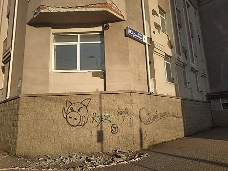 В Челябинске начал «сыпаться» дом со свиньей на фасаде