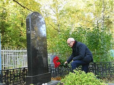 Рустэм Хамитов возложил цветы к могиле народного поэта Башкирии Мустая Карима