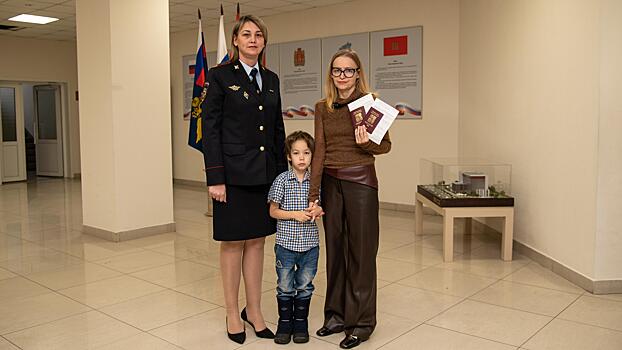 В Красноярском крае полицейские выдали гражданке Чешской Республики разрешение на временное проживание