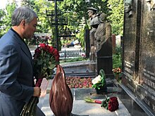 Володин возложил цветы к могилам участников ВОВ на Новодевичьем кладбище в Москве
