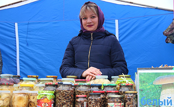 Сало и рыжиковое масло расхватали посетители Новопокровской ярмарки