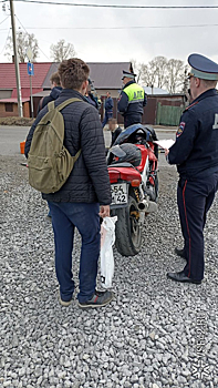 Момент столкновения байкера с легковушкой в Кемерове попал на видео