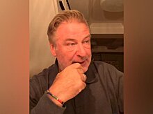 В Нью-Йорке актер Алек Болдуин разбил машину жены, уворачиваясь от мусоровоза
