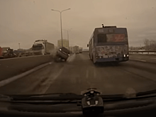 Пинг-понг на дороге: Matiz кидало от автобуса к ограждению