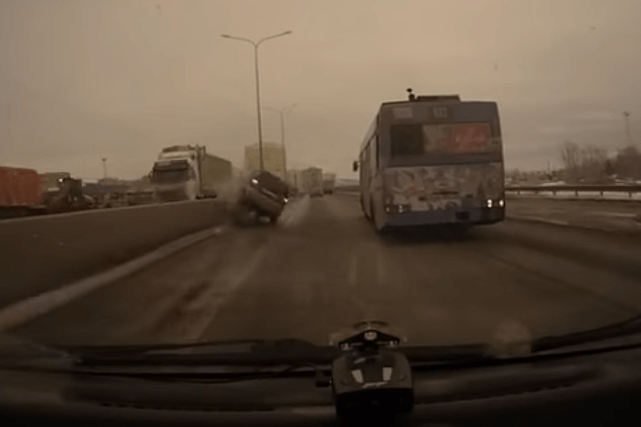 Пинг-понг на дороге: Matiz кидало от автобуса к ограждению