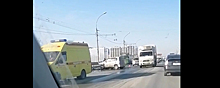 Утром в Новосибирске на Дмитровском мосту из-за аварии скопилась пробка