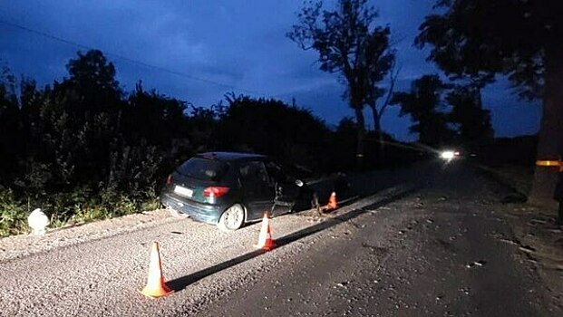 В Гурьевском районе мужчина без водительских прав сел за руль Peugeot и влетел в дерево