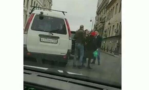 Участники ДТП решили на кулаках выяснить, кто из них прав