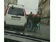 Участники ДТП решили на кулаках выяснить, кто из них прав