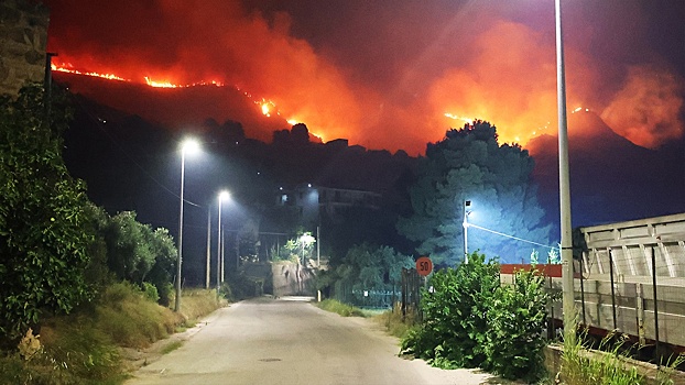 «Теперь кромешный ад»: как жители юга Европы борются с мощными пожарами