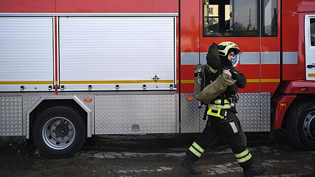 Трех человек спасли с крыши горящей пожарной части в Москве