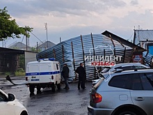 Ветер сорвал металлическую крышу со склада в Кузбассе