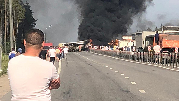 В Подмосковье полностью перекрыто Минское шоссе — перевернулся и загорелся грузовик