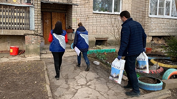 Депутаты ЗСО помогают волонтерам доставлять сухие пайки школьникам