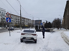 На проспекте Ленина в Волгограде автомобиль влетел в остановку