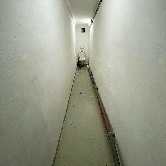 «У туалета случился  экзистенциальный кризис», - так один из пользователей прокомментировал фотографию с очень длинным коридором в ванной комнате. 