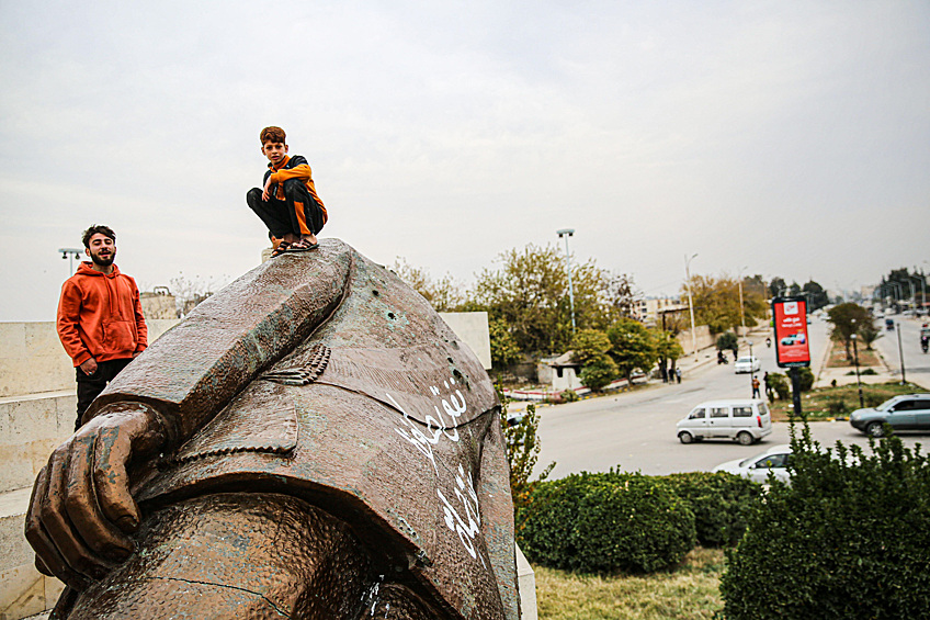 Снесенный памятник бывшему президенту Сирии Хафезу Асаду