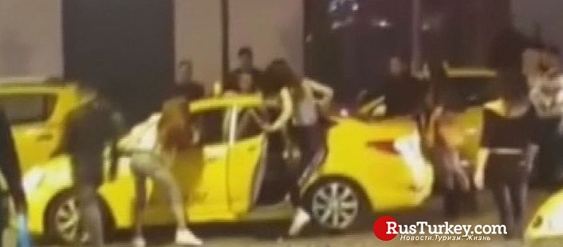 В Стамбуле группа транссексуалов напала на такси (видео)