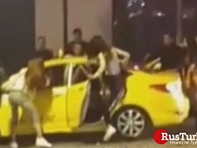 В Стамбуле группа транссексуалов напала на такси (видео)