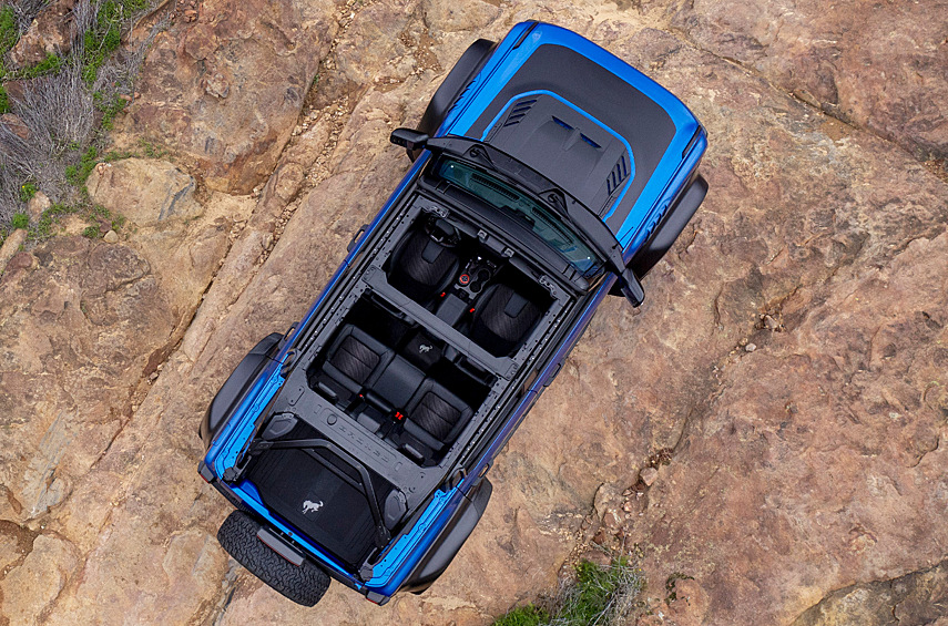 Жёсткость кузова поднята на 50 с лишним процентов, подвеска перенастроена, а ещё предусмотрены амортизаторы от F-150 Raptor. Клиренс увеличен до 33 сантиметров, колея расширена до 187 сантиметров.