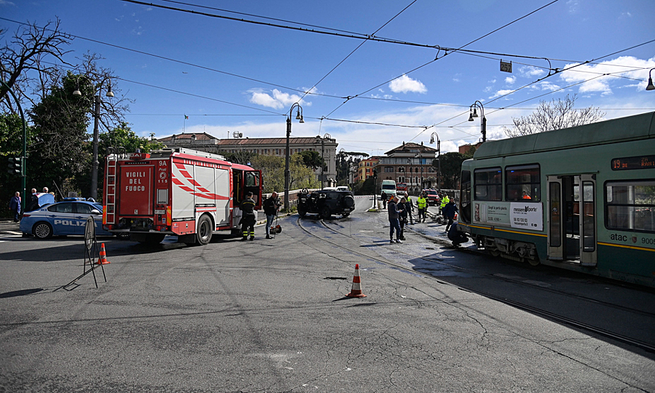 Место столкновения автомобиля капитана "Лацио" Чиро Иммобиле и трамвая на мосту Джакомо Маттеотти