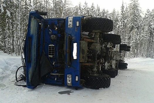 В Югре на трассе опрокинулся КамАЗ