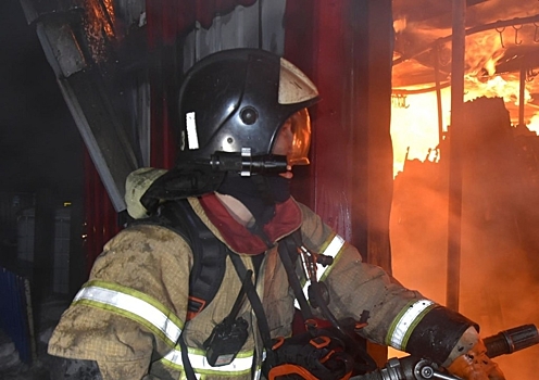 В Петербурге произошел крупный пожар в ангаре