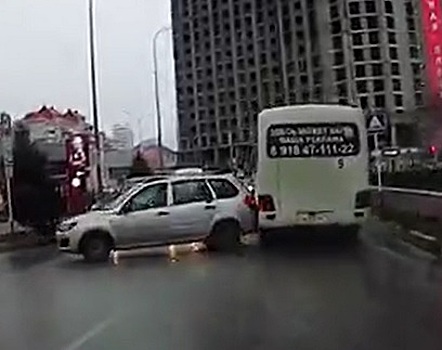 Перепутал педали? Странное ДТП у «Красной площади» (видео)