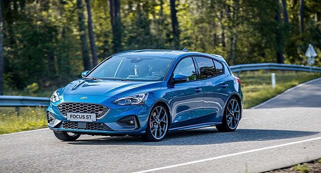 Ford Focus ST сразился в заезде с Mercedes-AMG 45S и BMW M135i