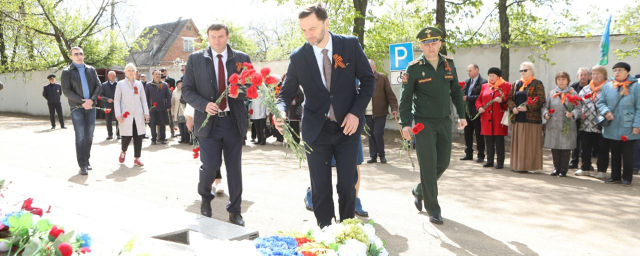 В Раменском накануне Дня Победы возложили цветы к монументу «Родина-мать»