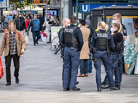 В Германии разгоряченная толпа из 800 человек напала на полицейских