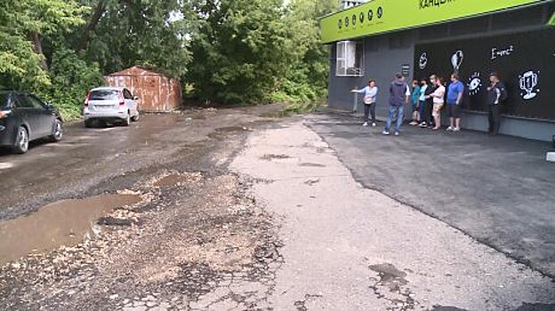 Жители улицы Фурманова устали ходить по разрушенной дороге