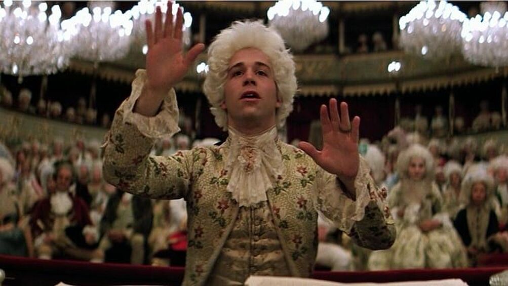 «Амадей». В одной из сцен Моцарт берет и застегивает костюм… На молнию! При этом молния как таковая на свет появилась много позже гения музыки – изобрели этот вид застежки только через 150 лет после эпохи Моцарта.