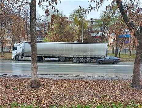 В Самаре водитель Lada Granta врезался в грузовик