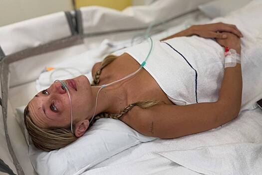 Мать страдающей от тяжелой болезни Беллы Хадид выложила ее новые фото из больницы