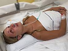 Мать страдающей от тяжелой болезни Беллы Хадид выложила ее новые фото из больницы