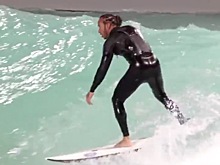 Льюис Хэмилтон занимался сёрфингом в Мельбурне