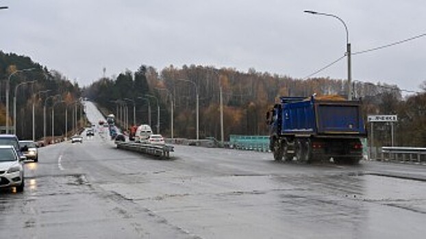 На мосту через Яченку уложили нижний слой асфальта