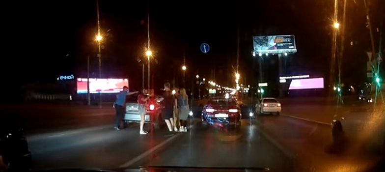 Ночную драку на Октябрьском мосту разняли две девушки