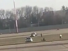 В сочинском аэропорту мужчина внезапно выбежал на взлетную полосу