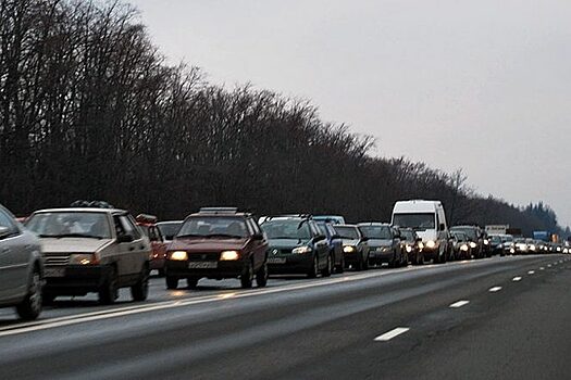 Почему водители в России должны ездить с включенными фарами днем