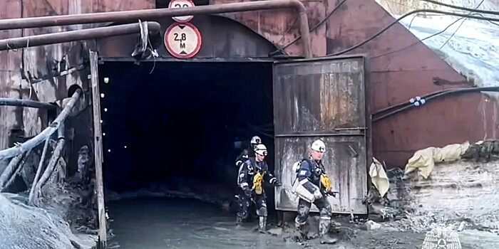 Спасатели пробурят скважину для подачи воздуха в шахту в Приамурье