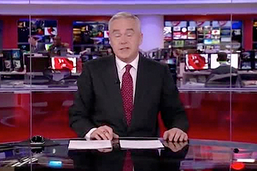 В странной позе телеведущего разглядели тайные знаки