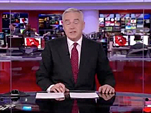 В странной позе телеведущего разглядели тайные знаки