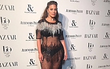 Эшли Грэхем подчеркнула свои пышные формы прозрачным платьем и получила награду Harper's Bazaar как лучшая модель