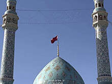 Над мечетью Джамкаран в Иране подняли красный флаг мести