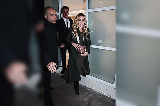 Актриса Сара Джессика Паркер пришла на показ в облегающем платье