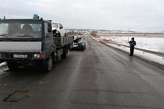 На трассе в Башкирии легковушка влетела в манипулятор