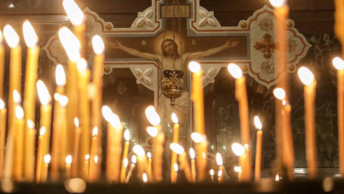 «Лонгслив за 25 тысяч»: священник объяснил, может ли церковь продавать свой товар