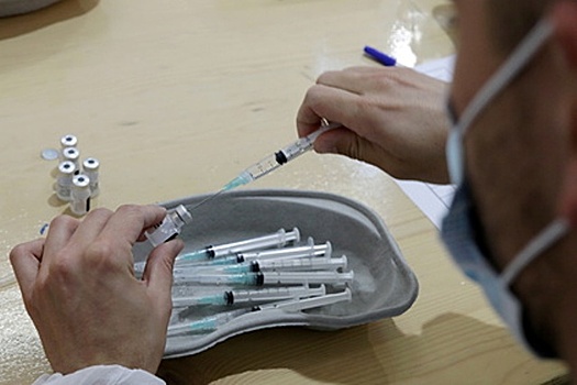 В Норвегии у семи человек выявили COVID после прививок